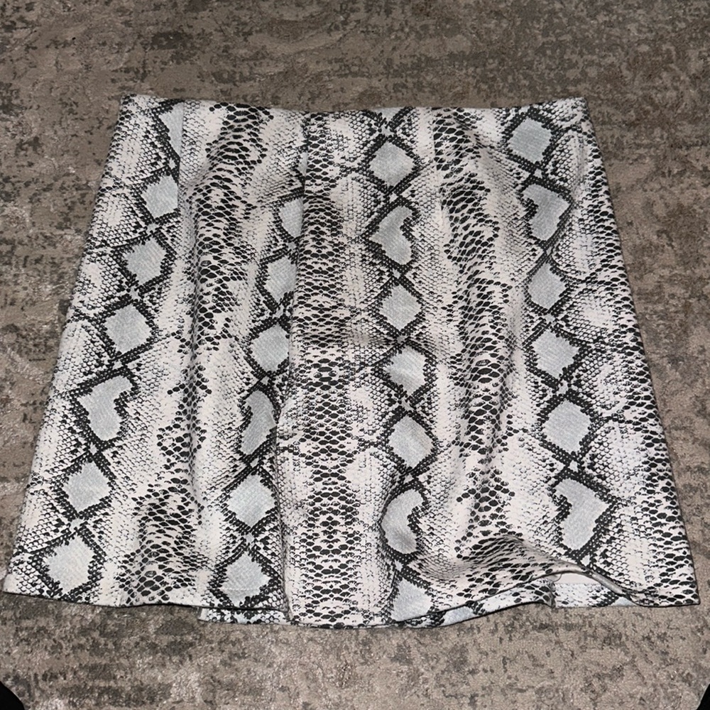 Size large snakeskin, printed skirts with stretchy material